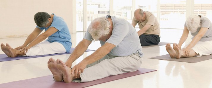 La lezione di Ginnastica Dolce si concentra su mobilità articolare, postura corretta, equilibrio o respiro