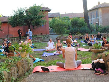 Lezione all'aperto di Kundalini Yoga alla Garbatella